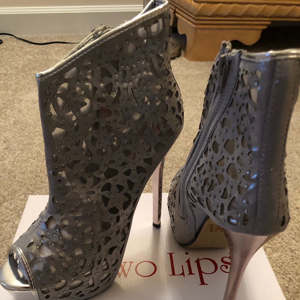Silver platform peep toe.